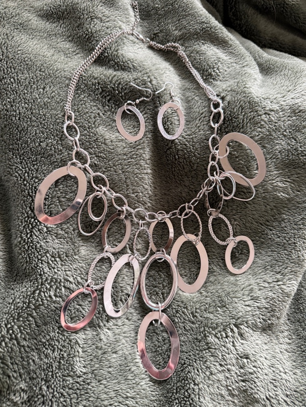 paparazzi Silver Oval Cascade Necklace with Matching Earrings